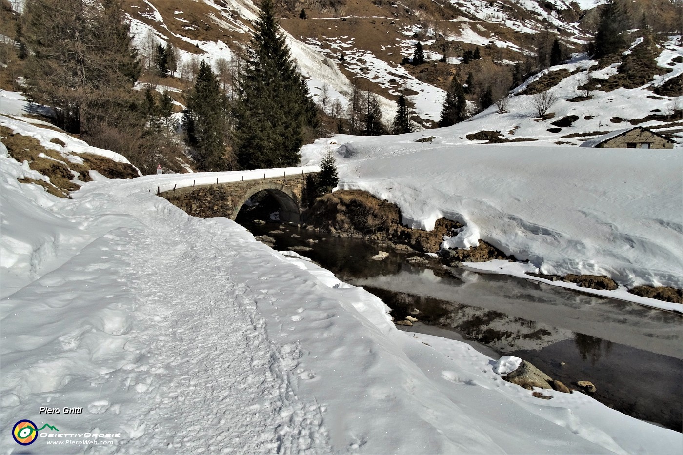 22 Lago del prato , il ponte e la baita.JPG